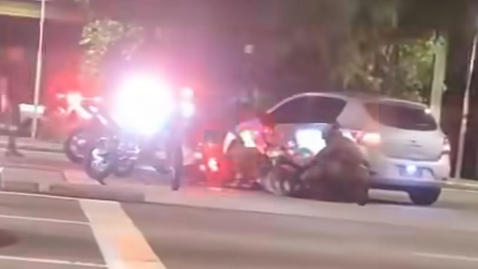 Colisão entre veículo de passeio e agente do Detran-PA em Belém; motorista tentou passar no sinal amarelo.