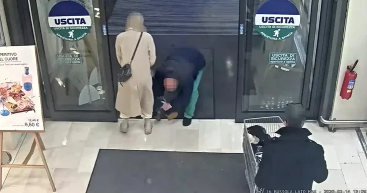 O homem tentou arrancar a criança dos braços da mãe e arrastá-la para dentro do supermercado.