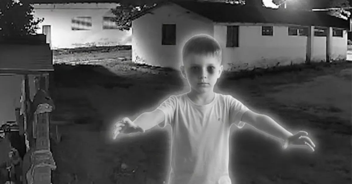 Imagem captada por câmera de segurança no bairro São Francisco, em Alenquer, mostra silhueta de menino que moradores associam a uma possível "visagem".