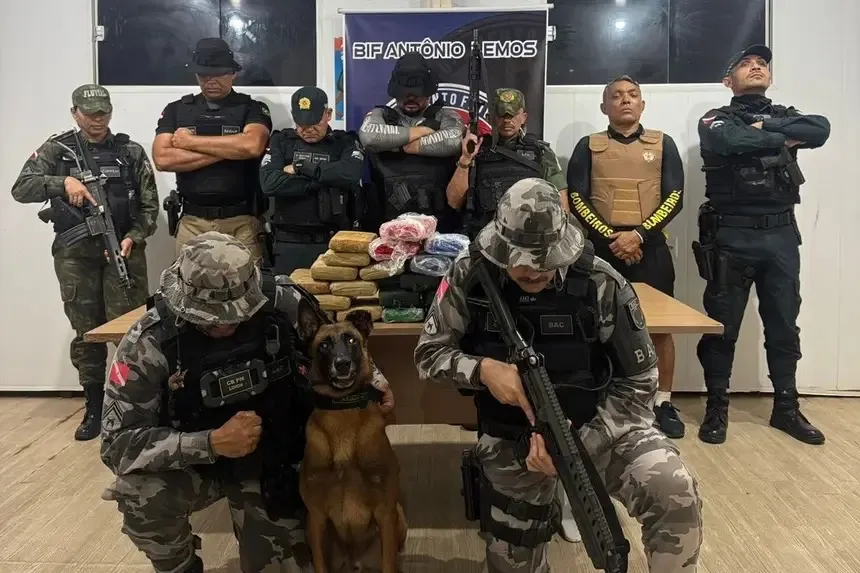 Durante a fiscalização, o cão farejador “Jay-Z” sinalizou a presença de material suspeito na parte frontal da balsa de cargas.