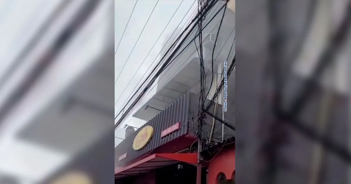 Fumaça na chaminé de estabelecimento comercial na Avenida Duque de Caxias; princípio de incêndio foi controlado sem registro de feridos no bairro do Marco, em Belém.