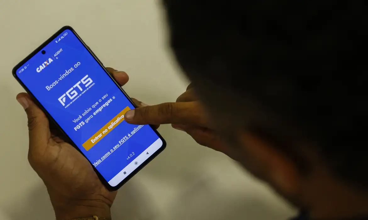 O saque-aniversário é uma das modalidades de sacar o FGTS
