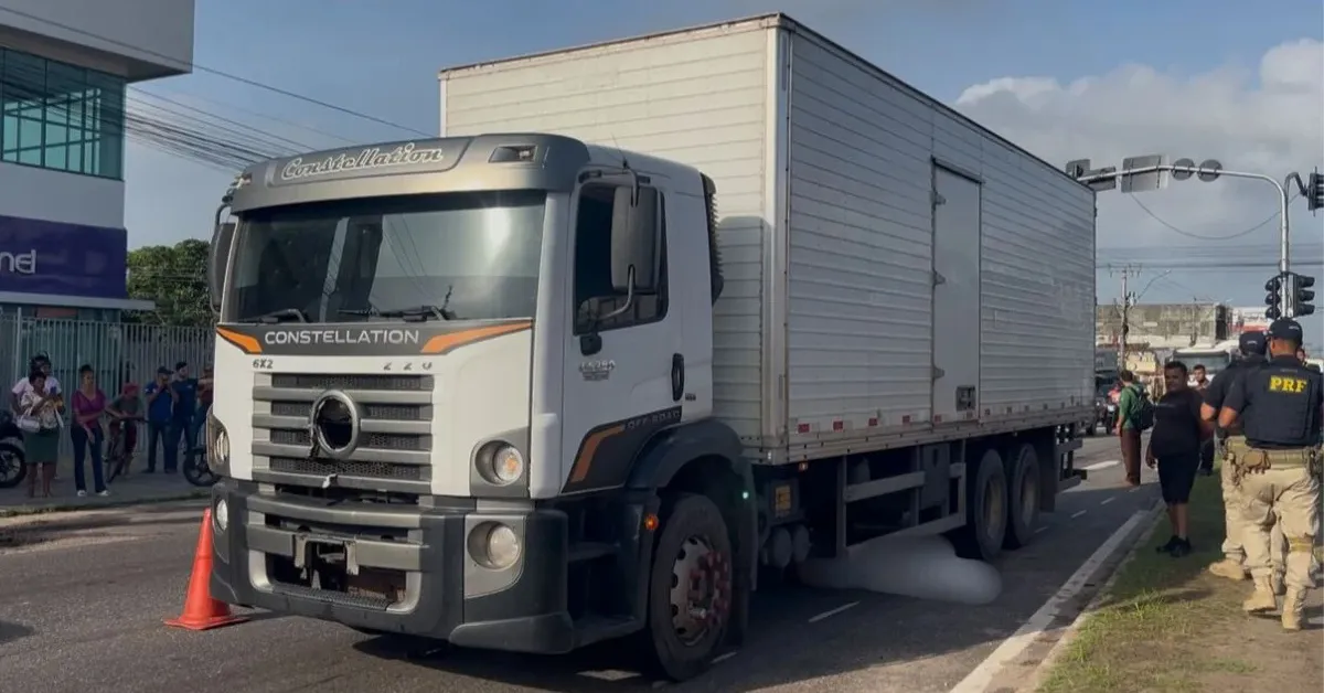 O veículo de carga passou por cima do ciclista e da bicicleta.