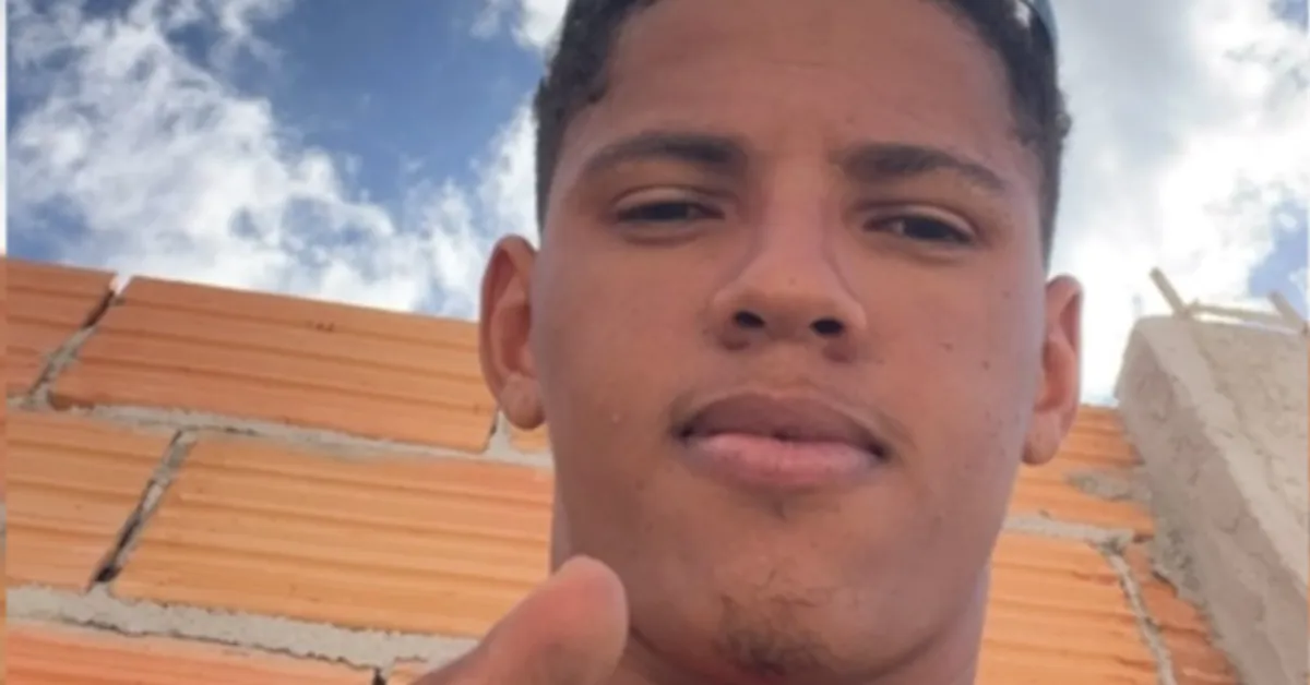 O jovem Fernando de Castro Silva morreu em acidente na Avenida A, no bairro Céu Azul, em seu primeiro dia de trabalho como entregador.