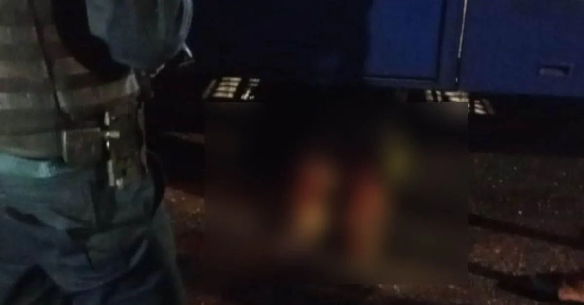 Adolescente debaixo do ônibus sem vida