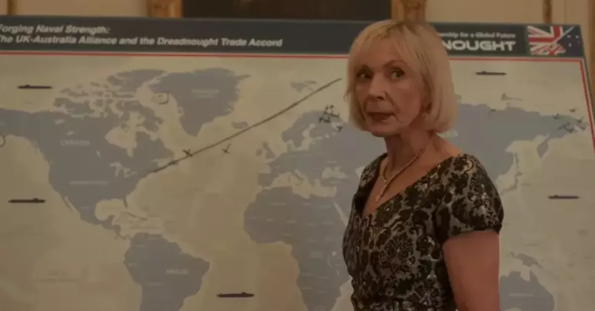 Na segunda temporada de A Diplomata, a vice-presidente usa um mapa-múndi para explicar por que a região do Ártico, incluindo a Groenlândia, é vital para a defesa dos EUA.