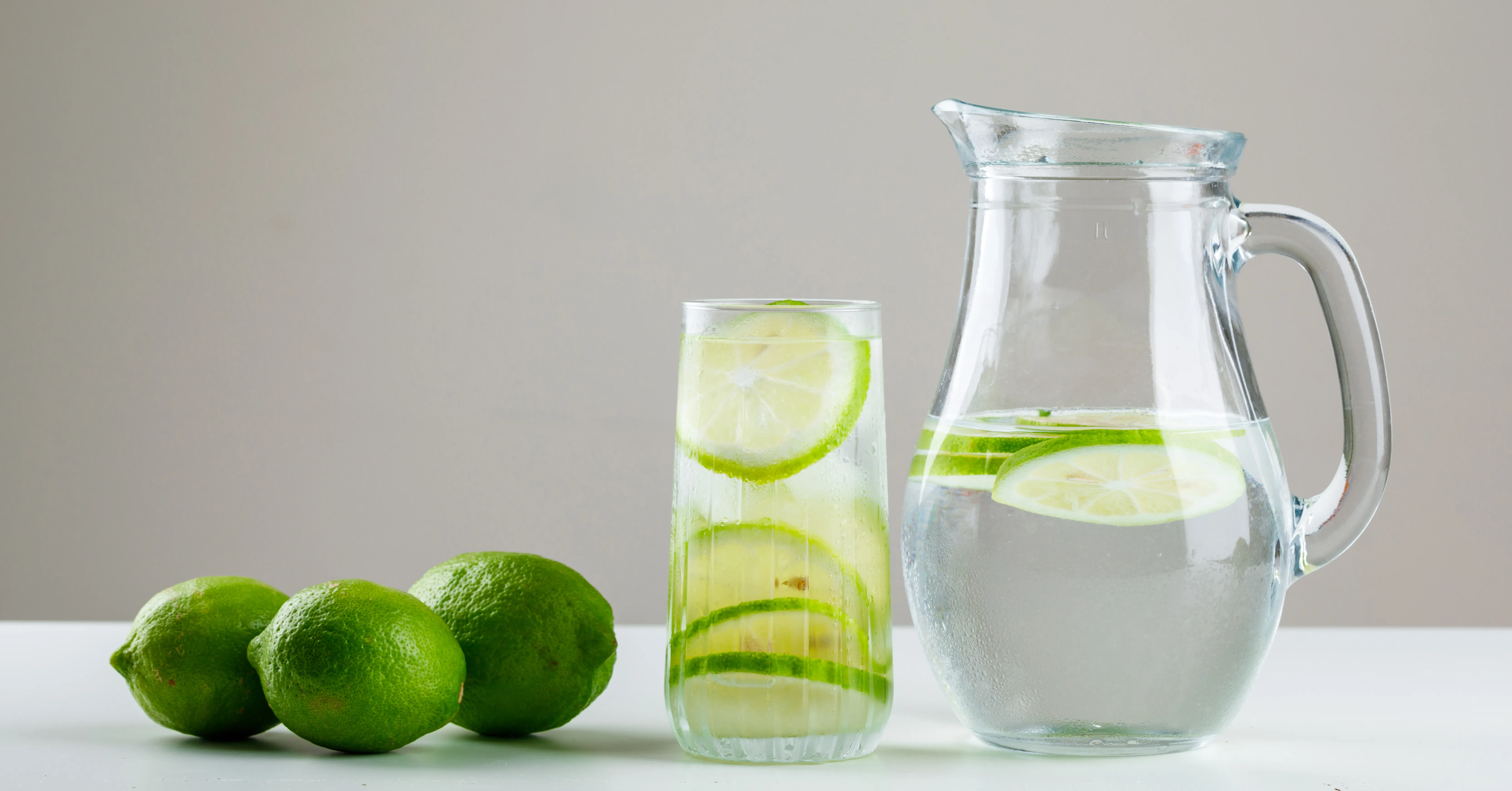 Consumir água com limão todos os dias pode ser apenas uma forma mais agradável de se manter hidratado.