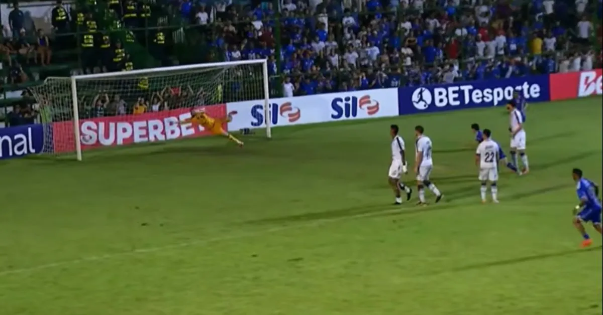 Festa em Marabá: Wesley comemora o gol da virada que garantiu o Águia na semifinal e eliminou o Remo da Copa Norte.