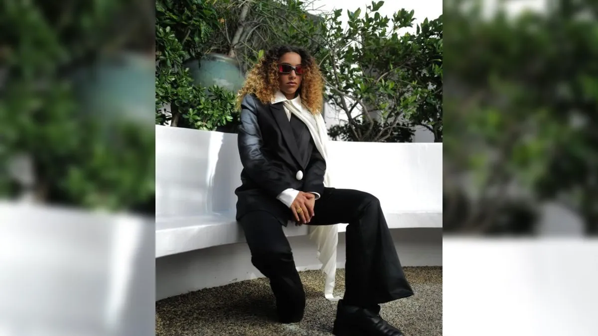 O look escolhido pela artista e assinado pela marca paraense Normando consistia em um blazer de lã acompanhado por uma camisa de gazar e um lenço plissado.