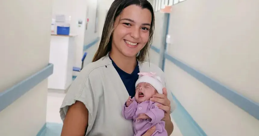 A pequena Dafne teria hoje uma semana de vida, se tivesse vindo ao mundo no tempo certo.