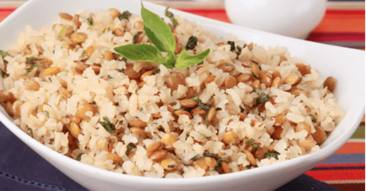 Arroz com lentilha e cebola caramelizada.