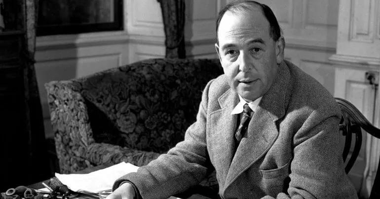 C. S. Lewis, professor universitário e escritor irlandês