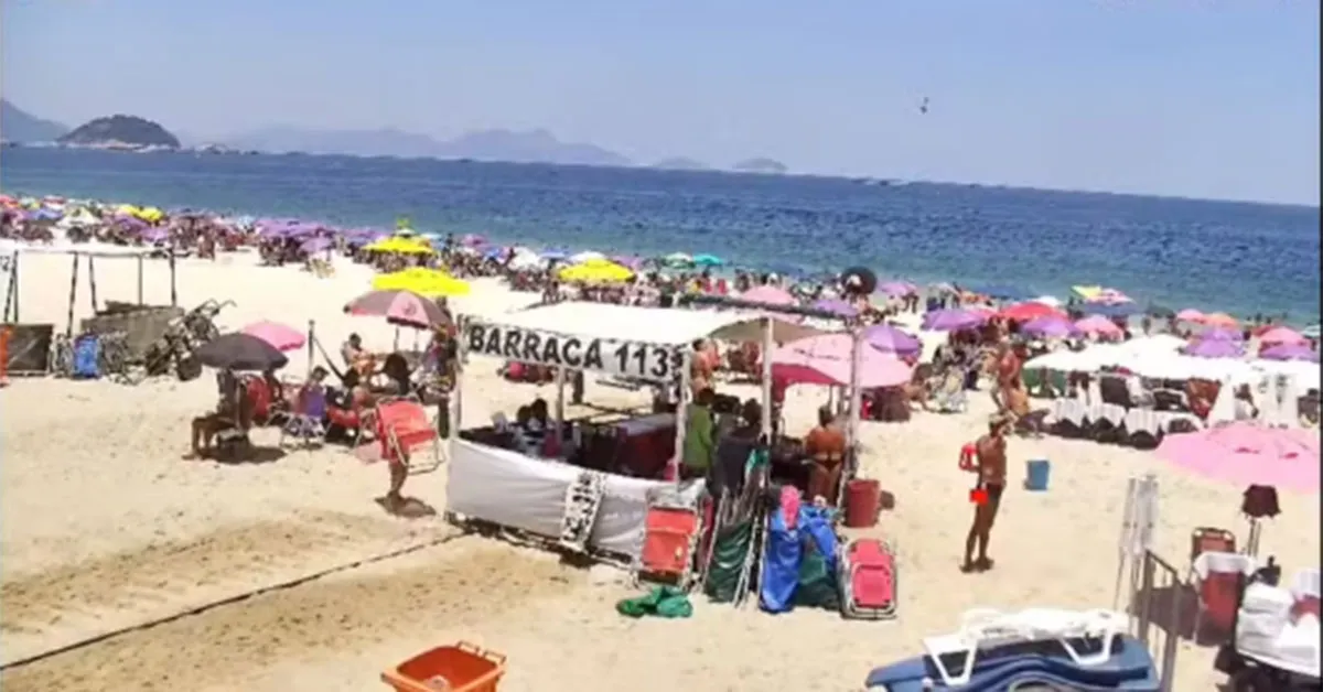 O avião caiu na praia de Copacabana, no Rio de Janeiro.