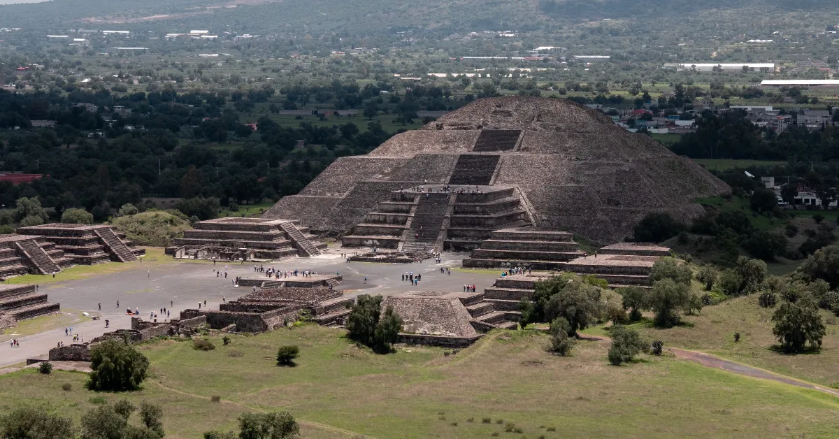 Homem armado matou mulher canadense em Teotihuacan e deixou vários feridos em um dos principais pontos turísticos do México.