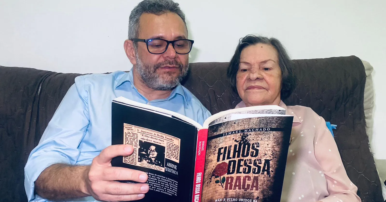 Jorge Panzera, da Ioepa, apresenta o livro do jornalista Ismael Machado à Hecilda Veiga