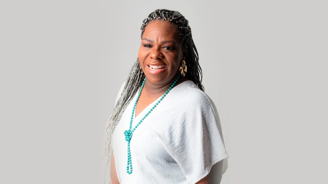 Artista canta grandes nomes femininos do samba brasileiro