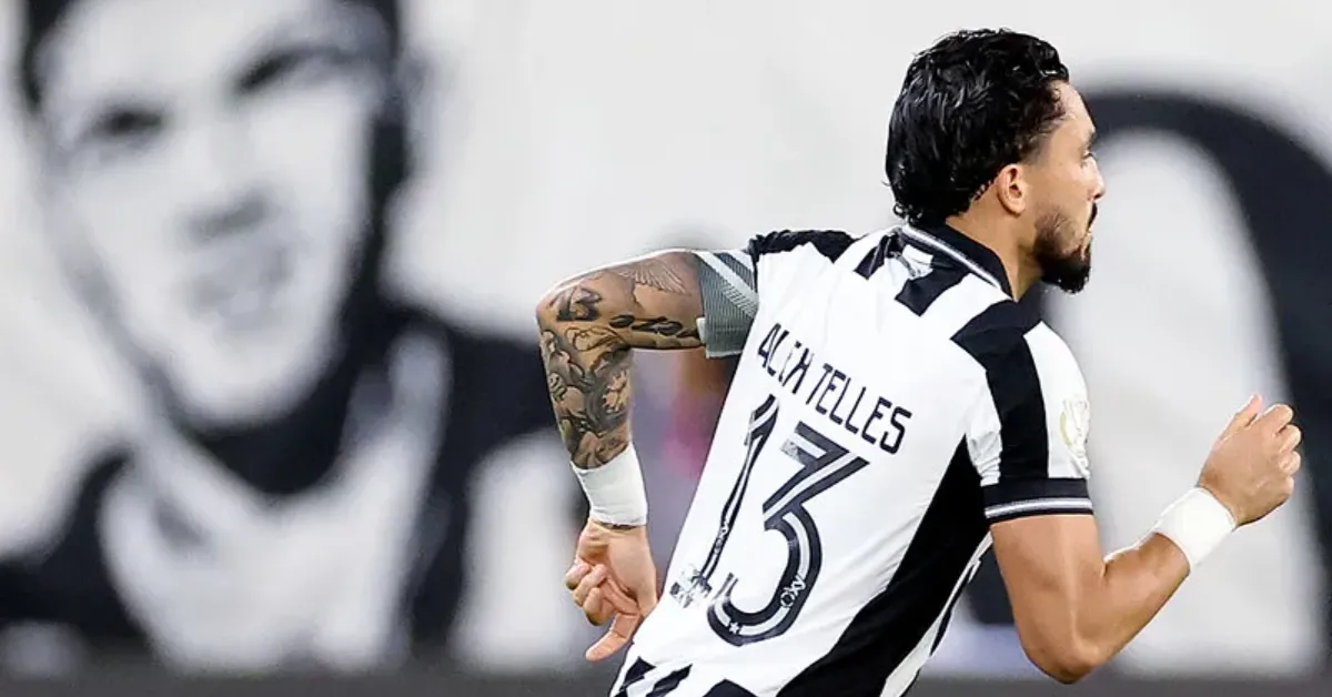 Alex Telles marca no fim e garante vitória do Botafogo sobre a Chapecoense pela Copa do Brasil no Nilton Santos.