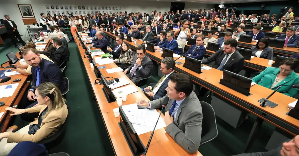 O texto aprovado nesta quarta não trata do conteúdo da emenda, apenas da constitucionalidade da proposta.