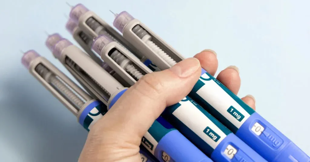 O lixo de gerado por esses medicamentos é preocupante, já que fármacos descartados inadequadamente podem contaminar água e solo e causar resistência microbiana