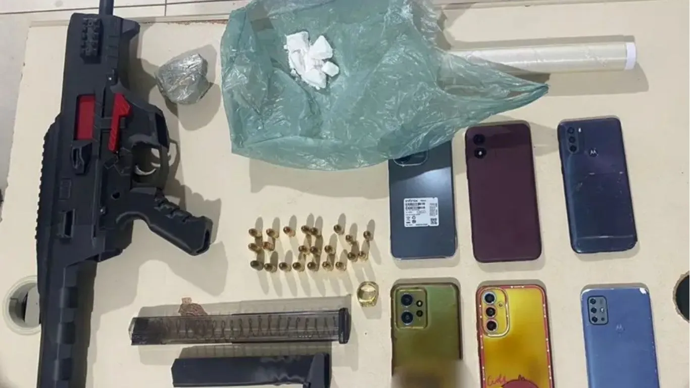 Ação conjunta apreendeu submetralhadora, veículos e drogas