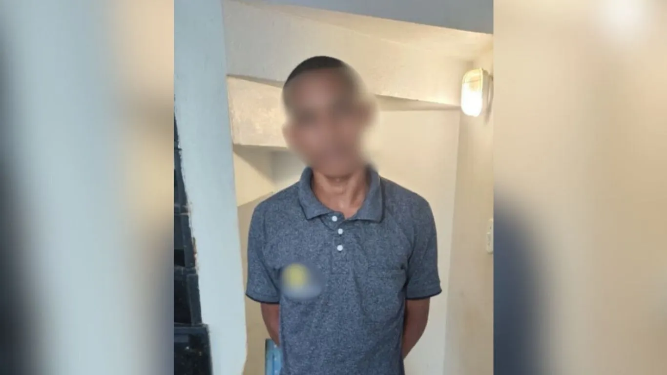 Um homem foi preso pela Polícia Militar no final da tarde desta segunda-feira (16), no bairro Liberdade