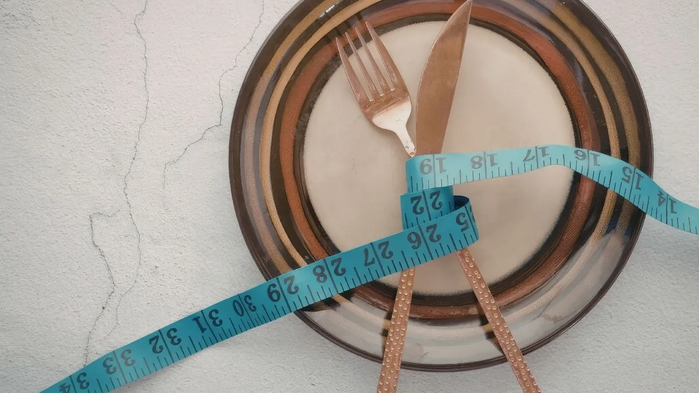 Cortes drásticos de calorias podem desacelerar o metabolismo e gerar o efeito rebote; qualidade dos alimentos, sono e controle do estresse são pilares decisivos