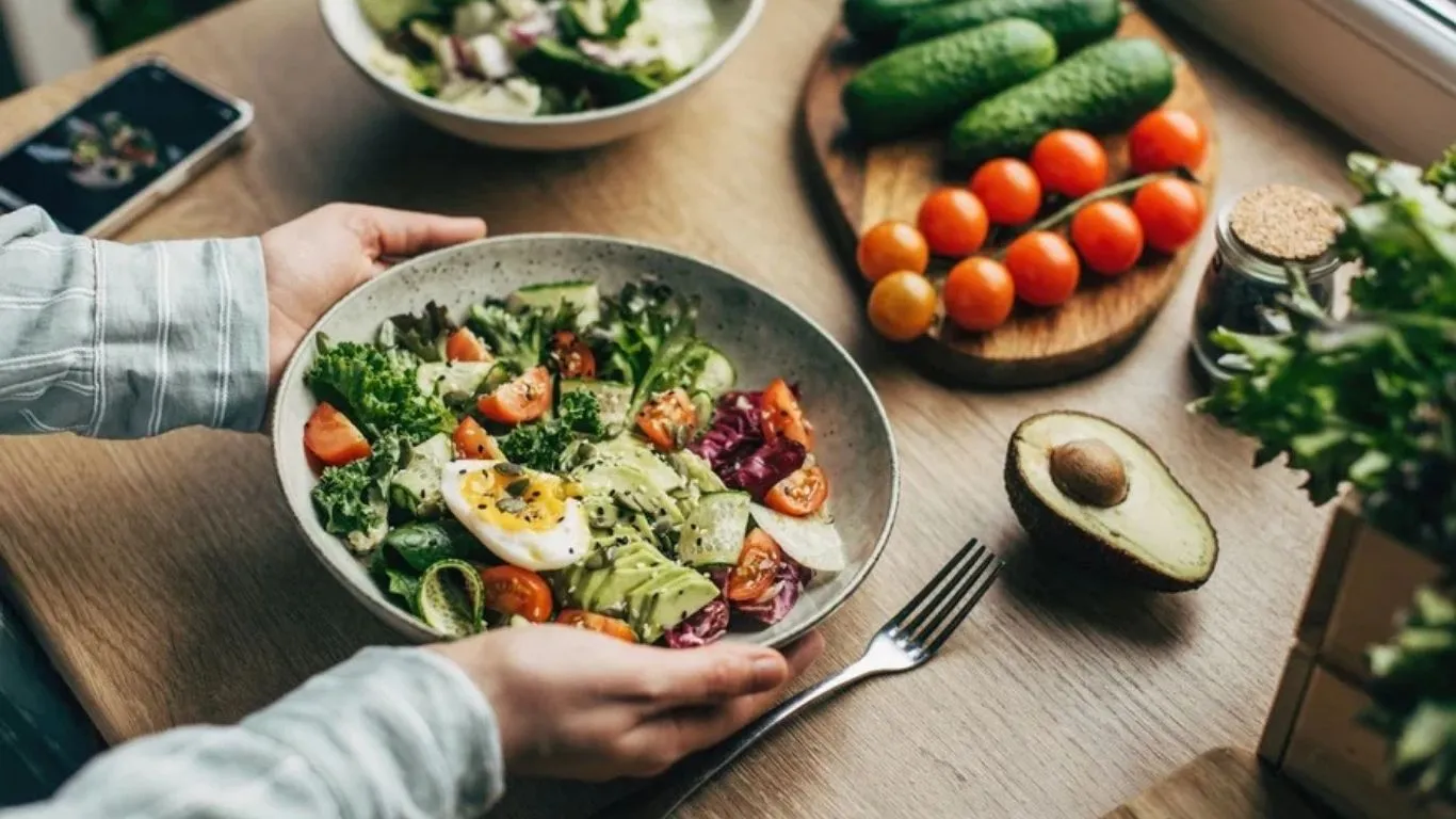 O cansaço crônico e os problemas digestivos colocaram a dieta anti-inflamatória no topo das buscas.