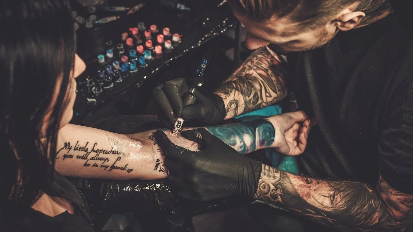 O debate sobre os riscos das tatuagens ganhou um novo capítulo com a divulgação de estudos que investigam a relação entre os pigmentos e o câncer de pele.