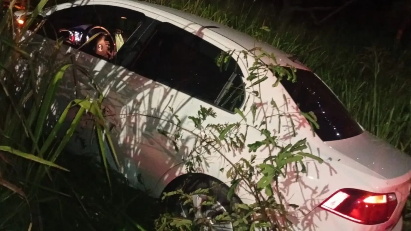 O condutor de um veículo perdeu o controle da direção, fazendo com que o automóvel saísse da pista.