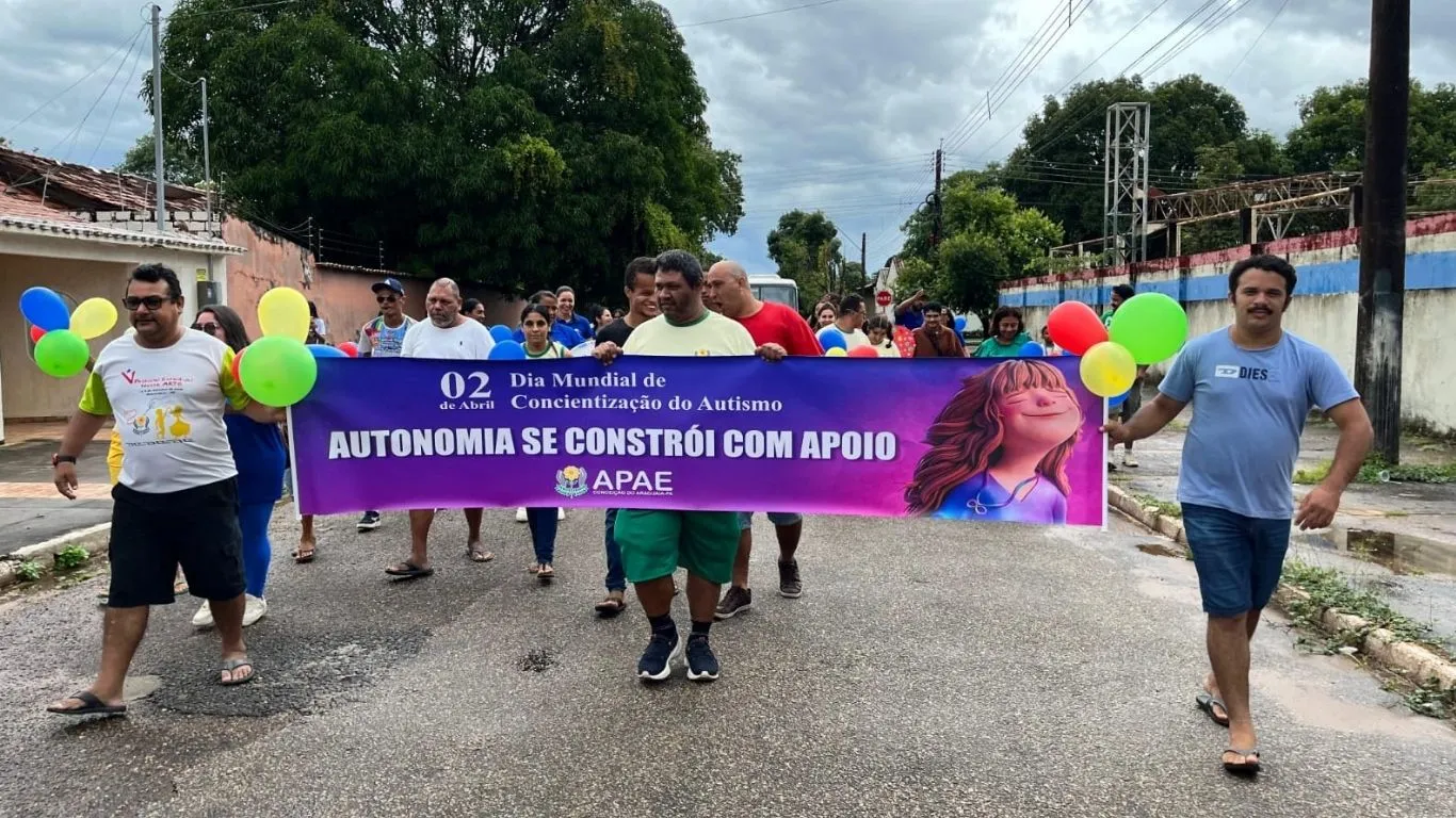 Ação da APAE reuniu famílias e comunidade na manhã desta segunda-feira (6) para promover o respeito e combater o preconceito contra o TEA no sul do Pará.
