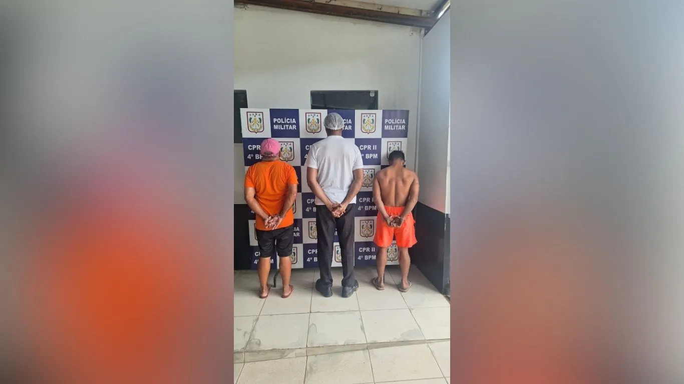 Três homens foram presos em flagrante sob suspeita de manter um homem, que possui deficiência mental, em cárcere privado