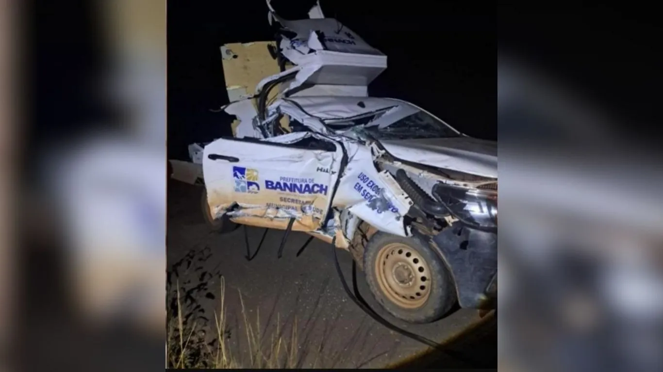Destroços da ambulância de Bannach após colisão frontal contra traseira de caminhão na rodovia PA-279.