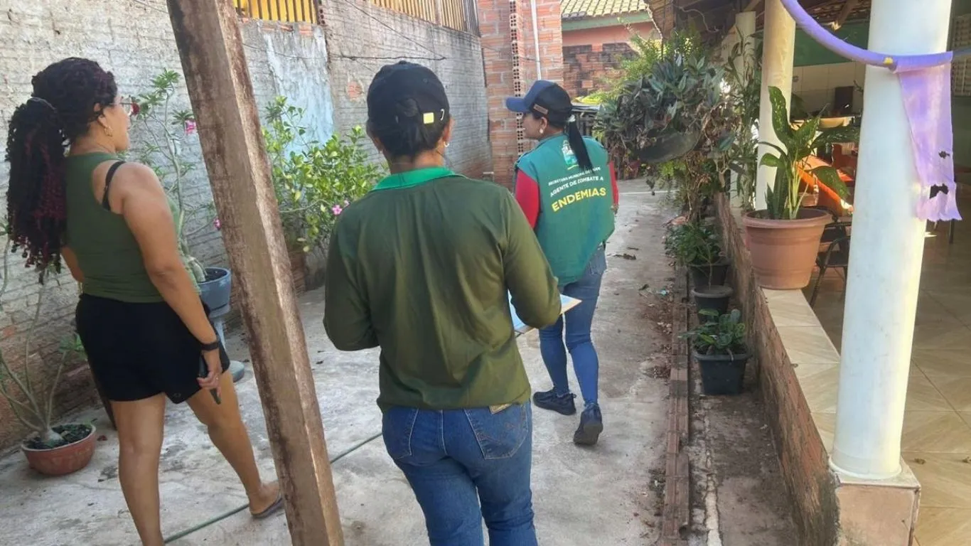 Equipe de endemias orientando moradora sobre descarte adequado do molusco