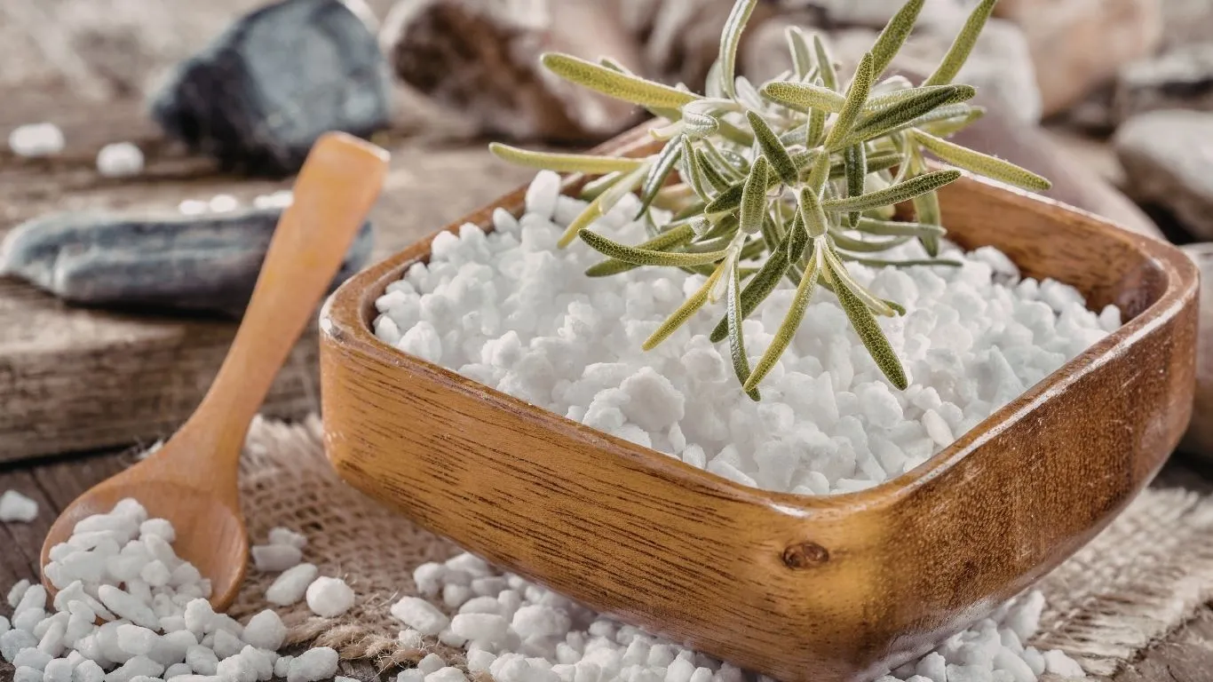 De acordo com especialistas em bem-estar e consultores de feng shui, o sal grosso funciona como um "filtro" que absorve cargas emocionais acumuladas