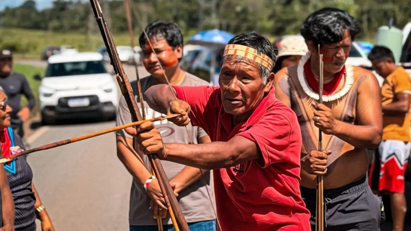 Indígenas das etnias Gavião e Xicrim, representando 14 povos da região de Marabá, realizaram um bloqueio na BR-222 nesta quarta-feira