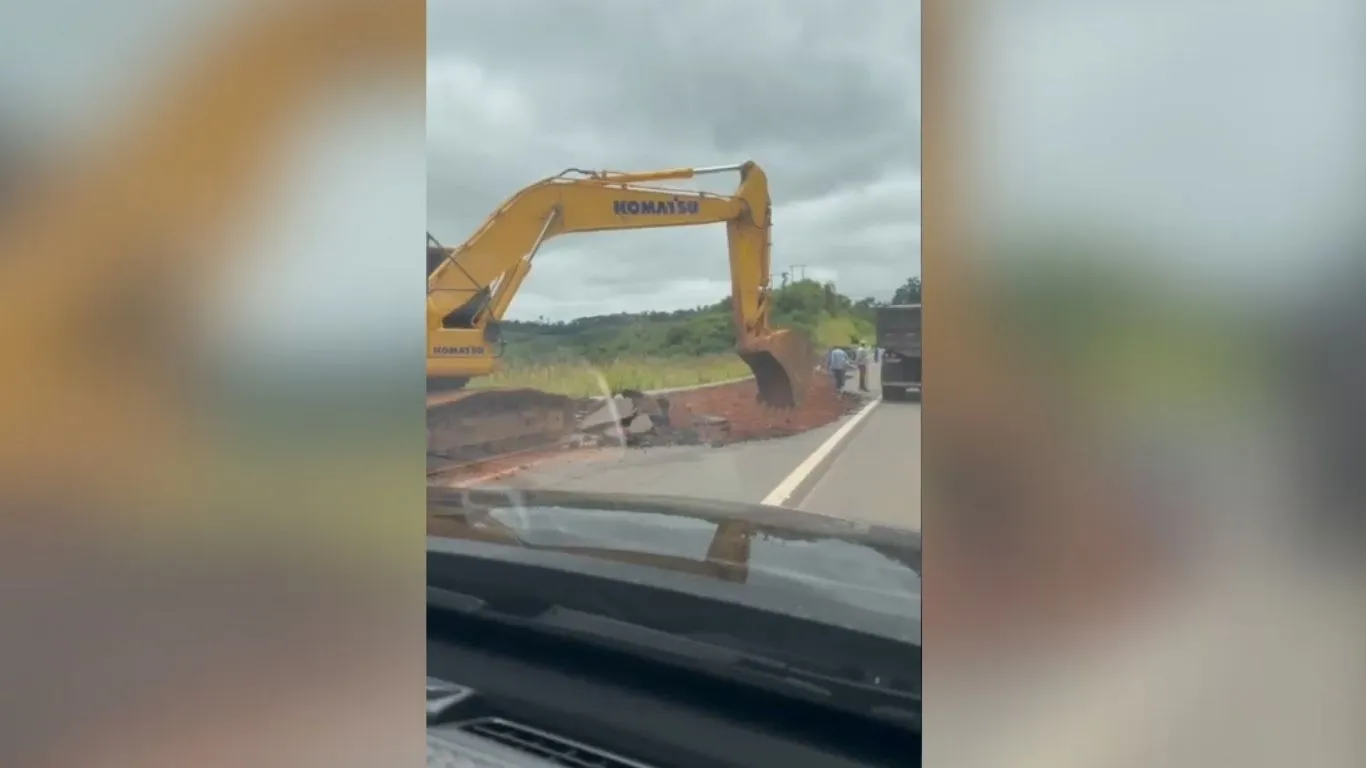 Além do isolamento da área crítica, o DNIT já iniciou os serviços de recuperação do pavimento.