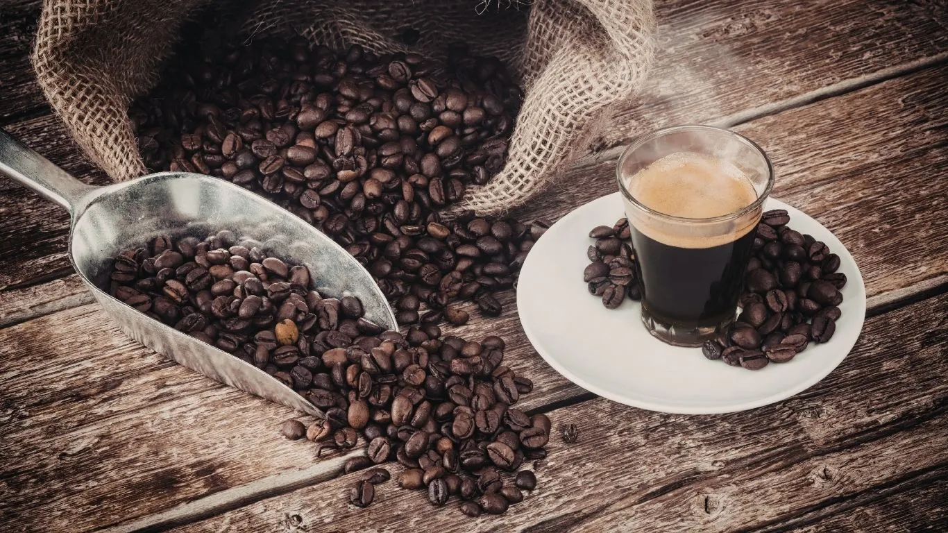 O café é um item indispensável na rotina dos brasileiros, mas sua relação com a balança ainda gera debates.