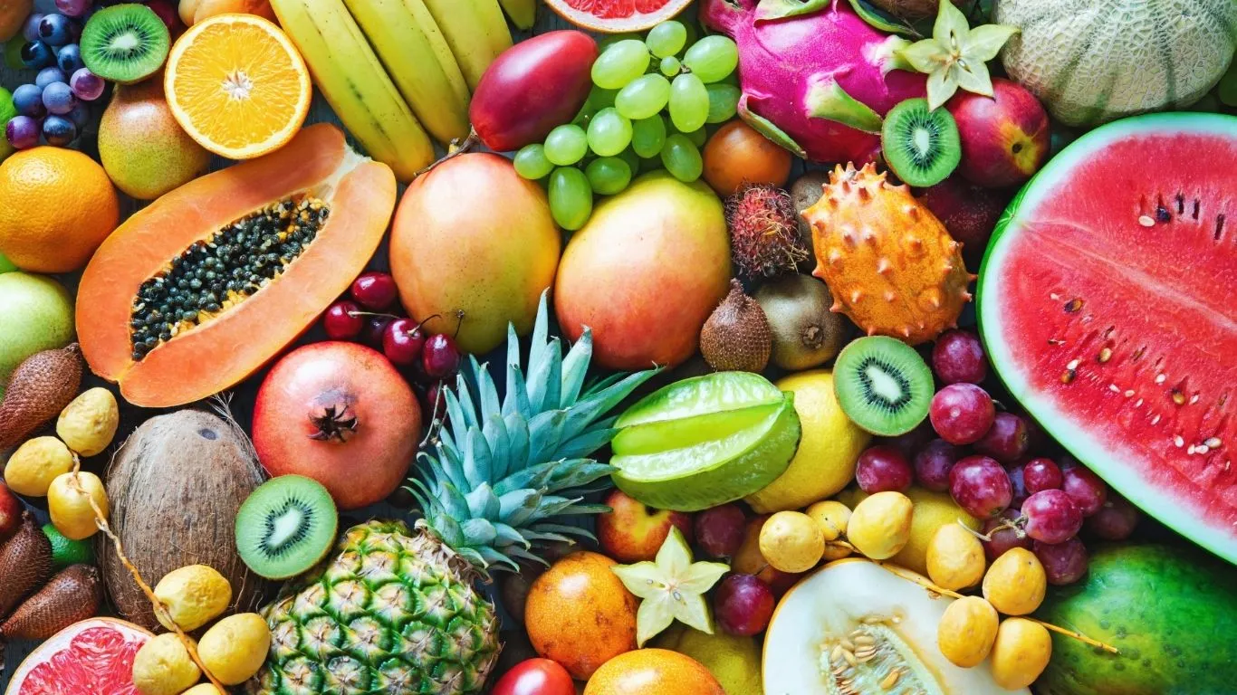 Embora não existam frutas proibidas, algumas exigem maior cautela devido ao alto índice glicêmico ou carga calórica, como a melancia, uva, figo e frutas secas.