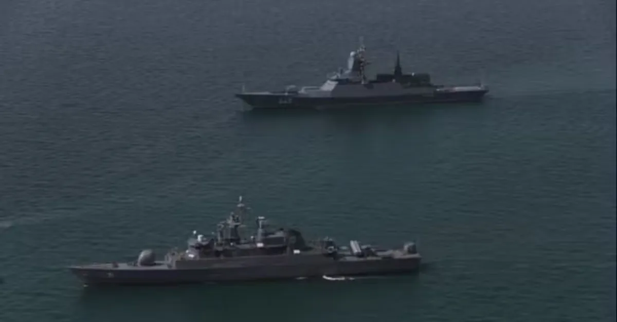 Navios do Irã e da Rússia durante treinamento militar conjunto em Ormuz