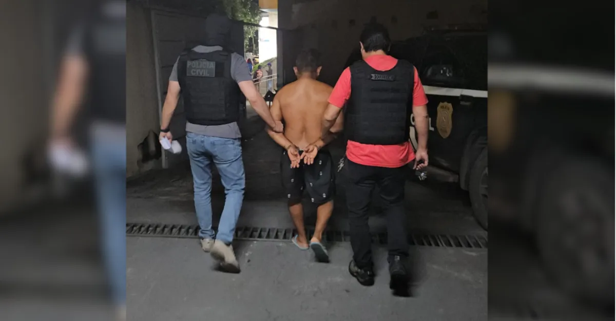 Agentes da Polícia Civil conduzem homem investigado por estupro de vulnerável e pornografia envolvendo adolescentes.