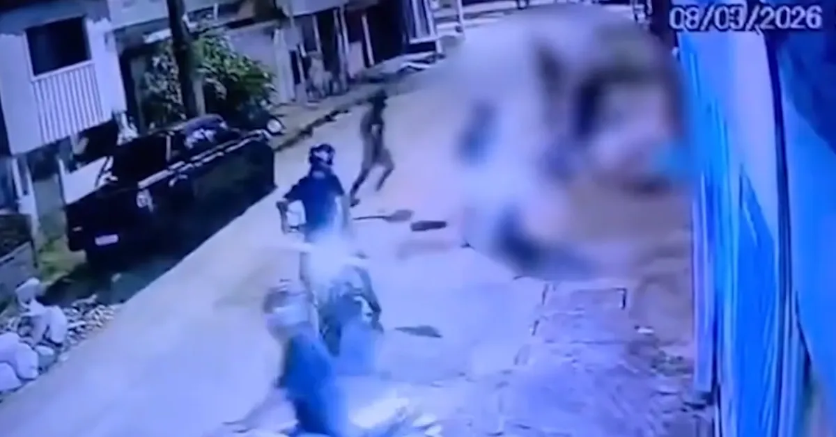 Vídeo mostra o momento em que uma torcedora do Paysandu é cercada por homens em motocicletas após a final do Campeonato Paraense, em Belém.