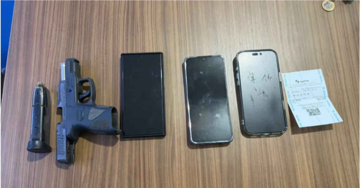 Arma de fogo de uso restrito e celulares apreendidos durante a ação policial que resultou na prisão dos suspeitos.