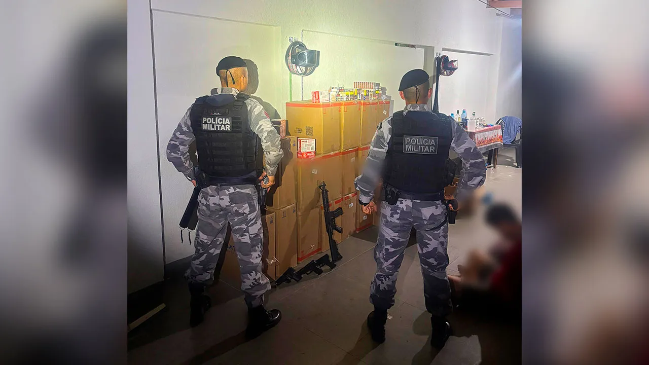 Suspeito foi detido em flagrante pela Polícia Militar e encaminhado à delegacia para prestar esclarecimentos.