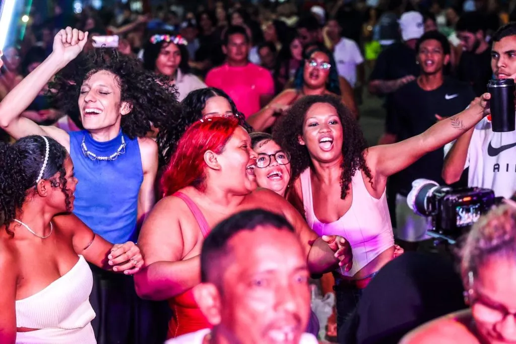 Além das programações culturais, a segurança foi reforçada durante todo o evento para que os moradores aproveitassem a noite de forma tranquila.