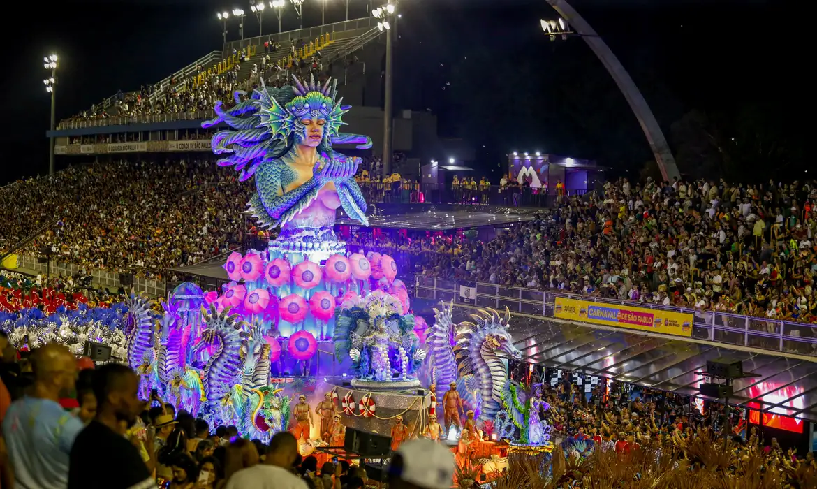 Comunidades e o Brasil se prepara para conhecer as escolas campeãs do Carnaval em São Paulo e no Rio de Janeiro.