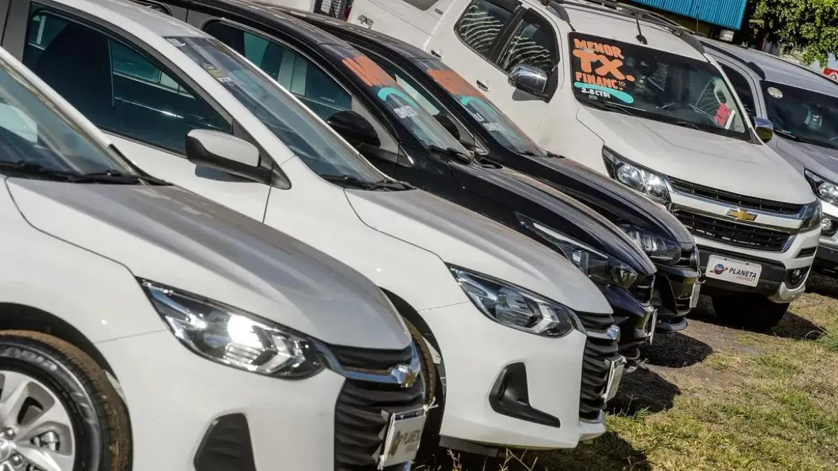 Anúncios de carros usados muito baratos na internet podem esconder golpes, dívidas e problemas mecânicos graves.