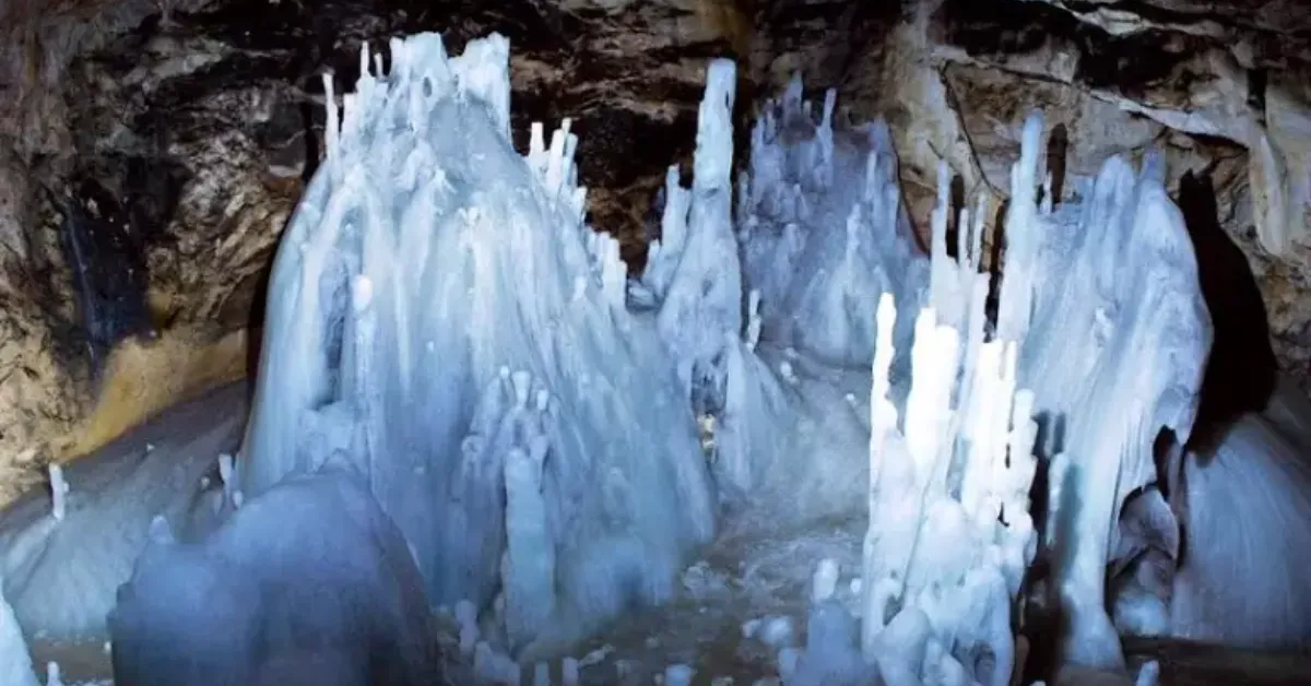 Caverna de Scărișoara, na Romênia, onde pesquisadores isolaram a bactéria Psychrobacter SC65A.3 em um núcleo de gelo com cerca de 5 mil anos