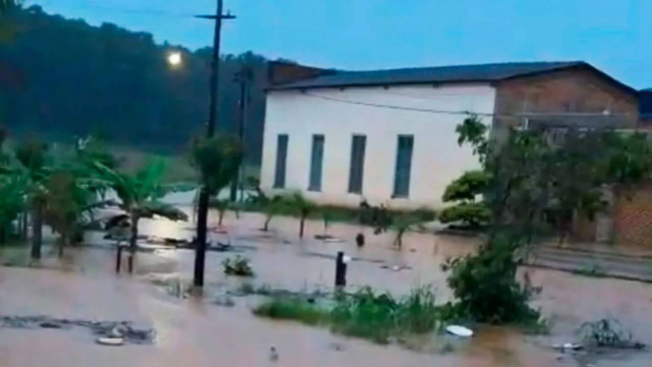 Equipes da Defesa Civil realizam o cadastramento de famílias atingidas pelos alagamentos em Xinguara.