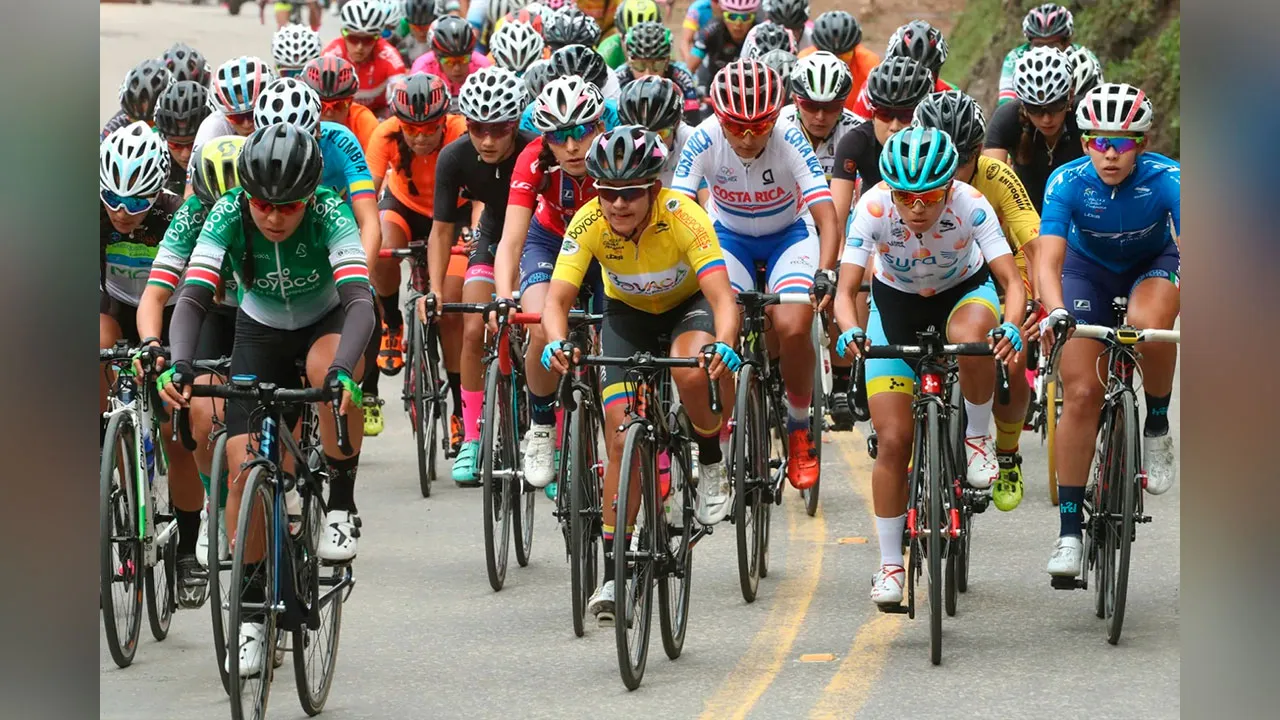 Pelotão de ciclistas em edição anterior do Meeting Nacional; evento chega à sua 22ª edição com percurso de 70 km.
