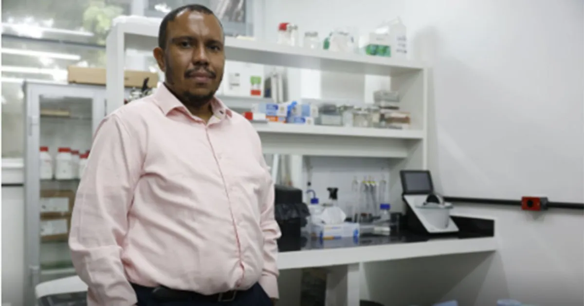 Entrevista com o pesquisador da UFRJ Mychael Lourenço, que estuda Alzheimer e recebeu o prêmio ALBA-Roche Prize for Excellence in Neuroscience Reserach em 2026.